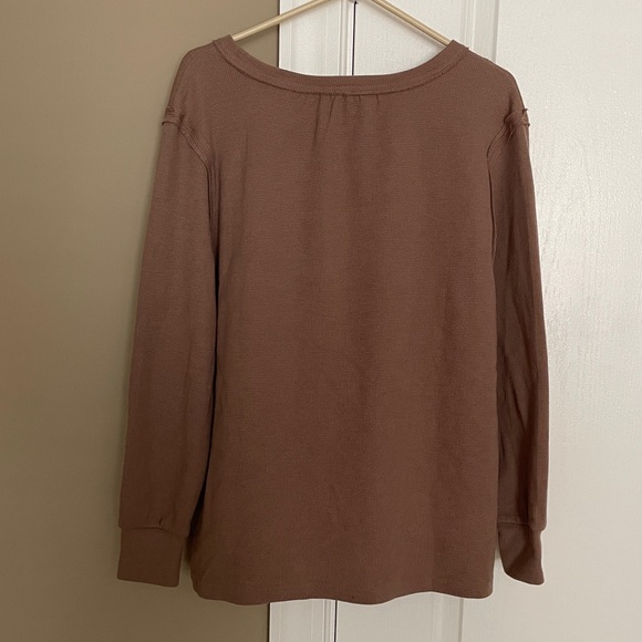 NWT Blu Pepper Women’s V-Neck Long Sleeve High-Low Top. Size Small. - Picture 2 of 4